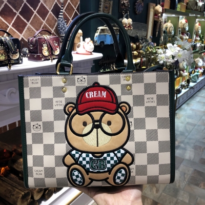 C1244-1 CREME BÄR Schachbrett Cartoon Nette Mode Einkaufstasche Frühling Sommer Casual Messenger Pendeln Tasche für Frauen